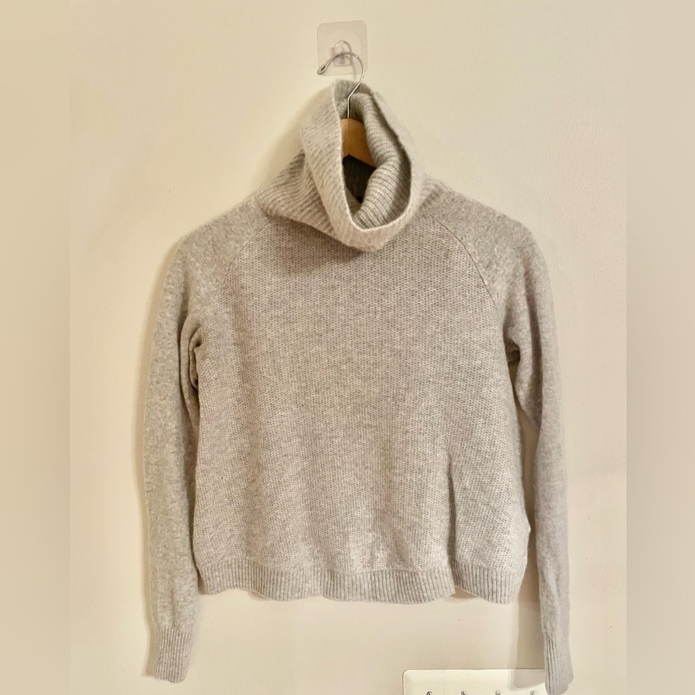 Revolve Leo & Sage Elegant Light Gray 100% Cashmere Turtleneck Sweater-EUC